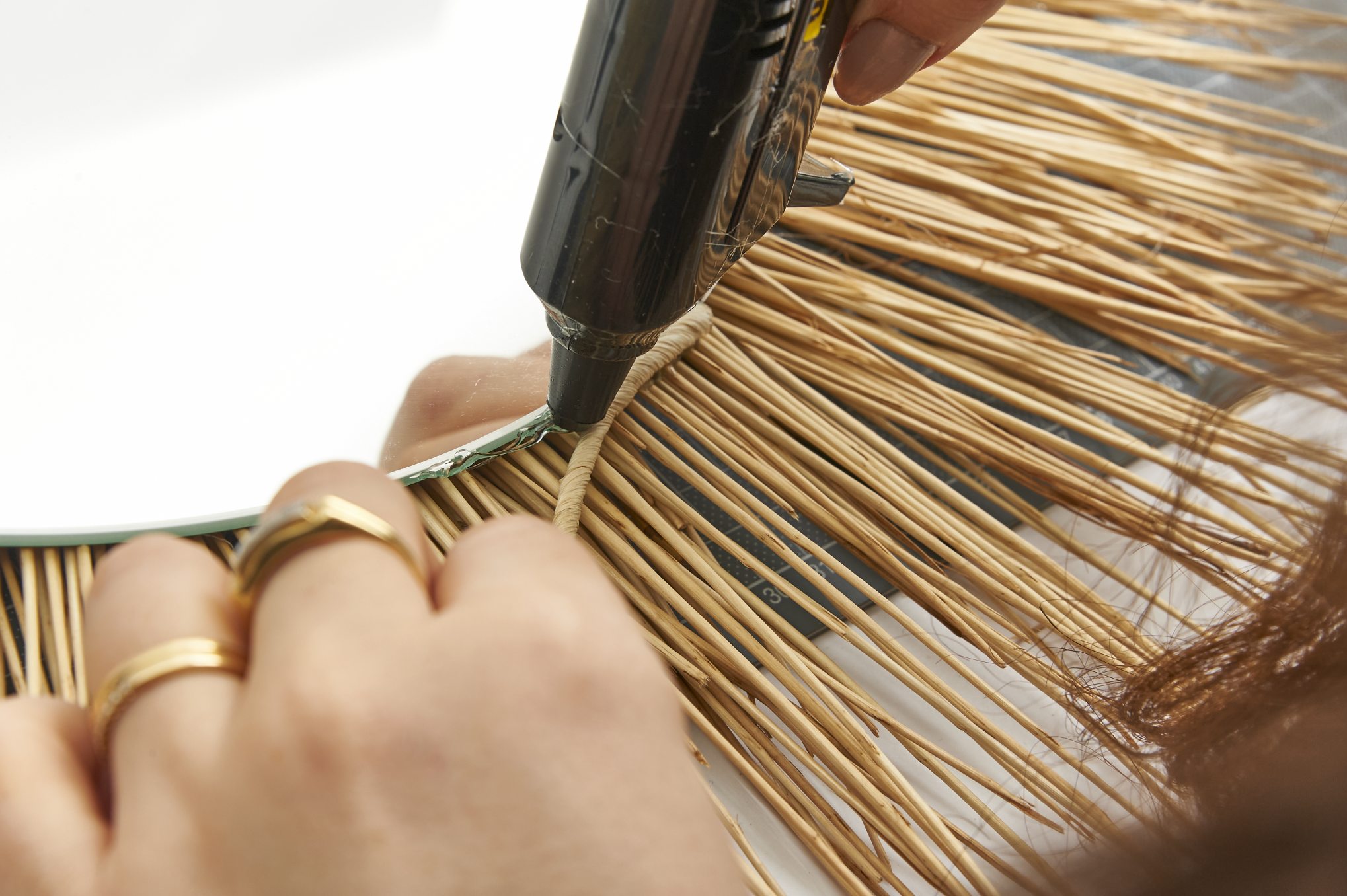 Handarbeit: Naturmaterial, warmes Braun, Bastmuster. Kreative, modische DIY-Deko mit Heißkleber.