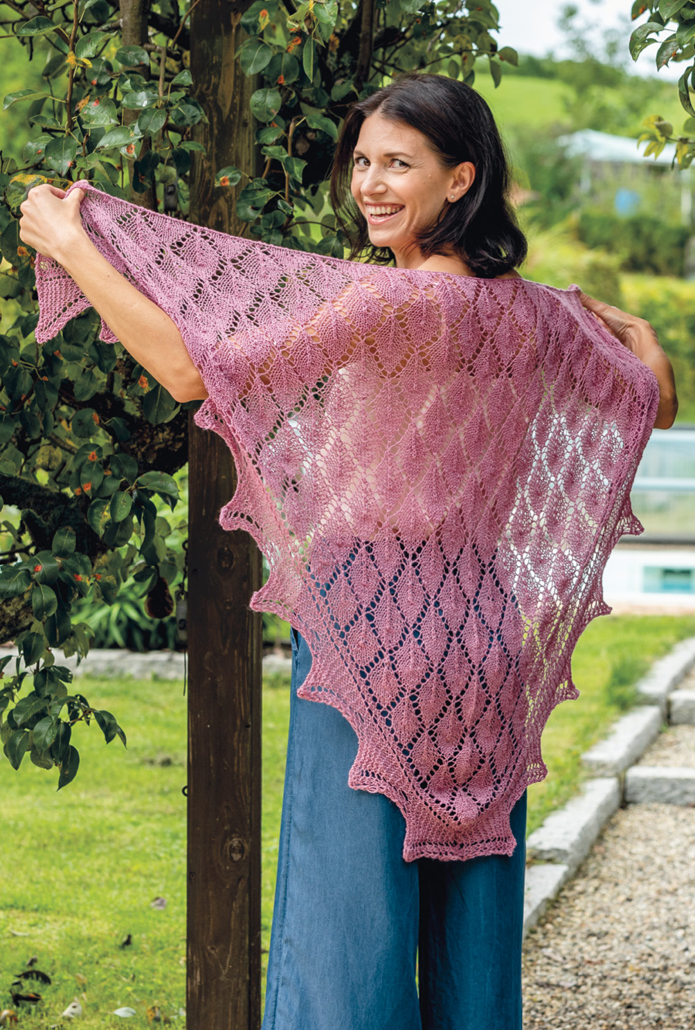 Modellansicht Bild 6: Gestricktes rosafarbenes Tuch im Ajourmuster