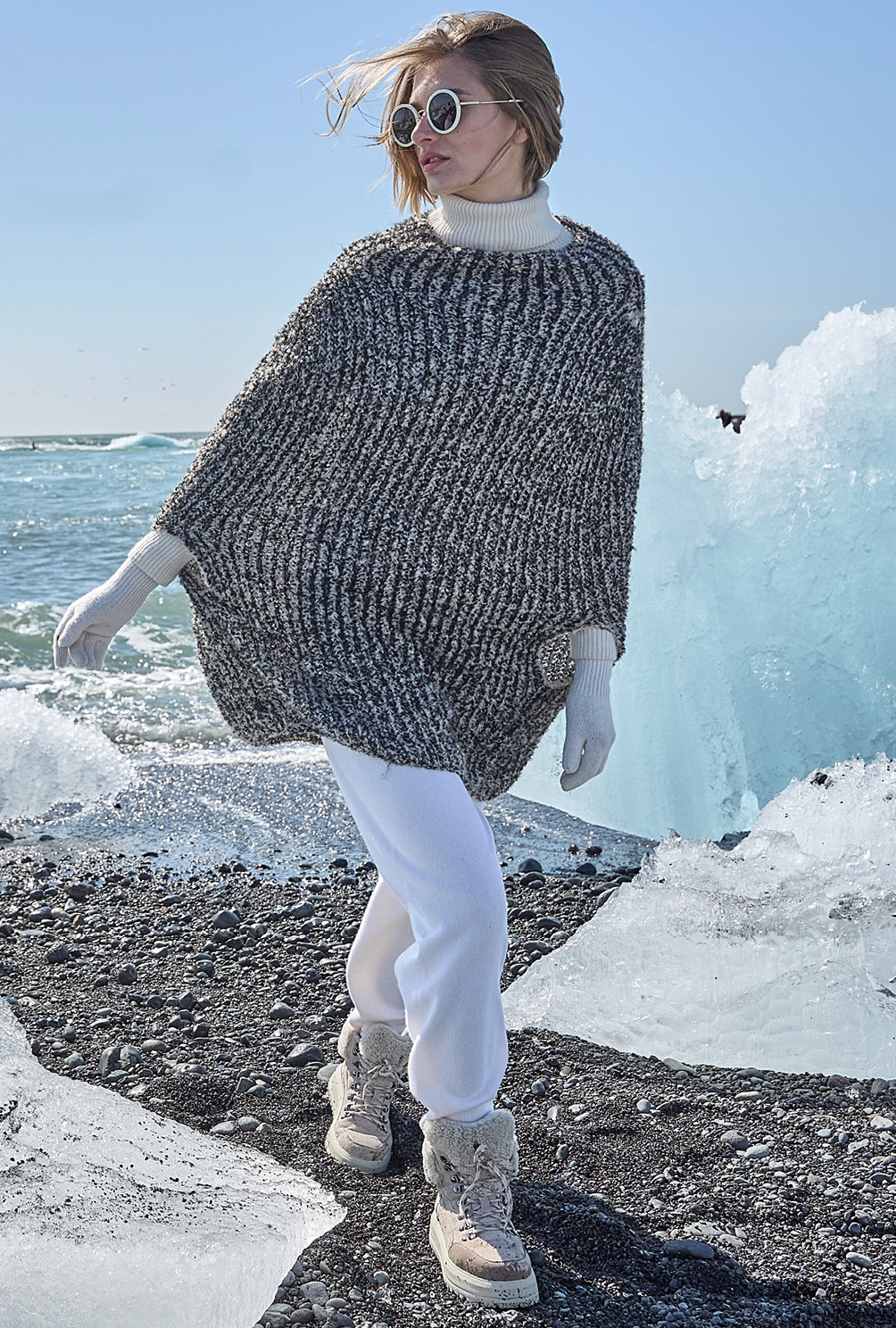 Modellansicht Bild 2: Zweifarbiger Poncho in Beige und Schwarz