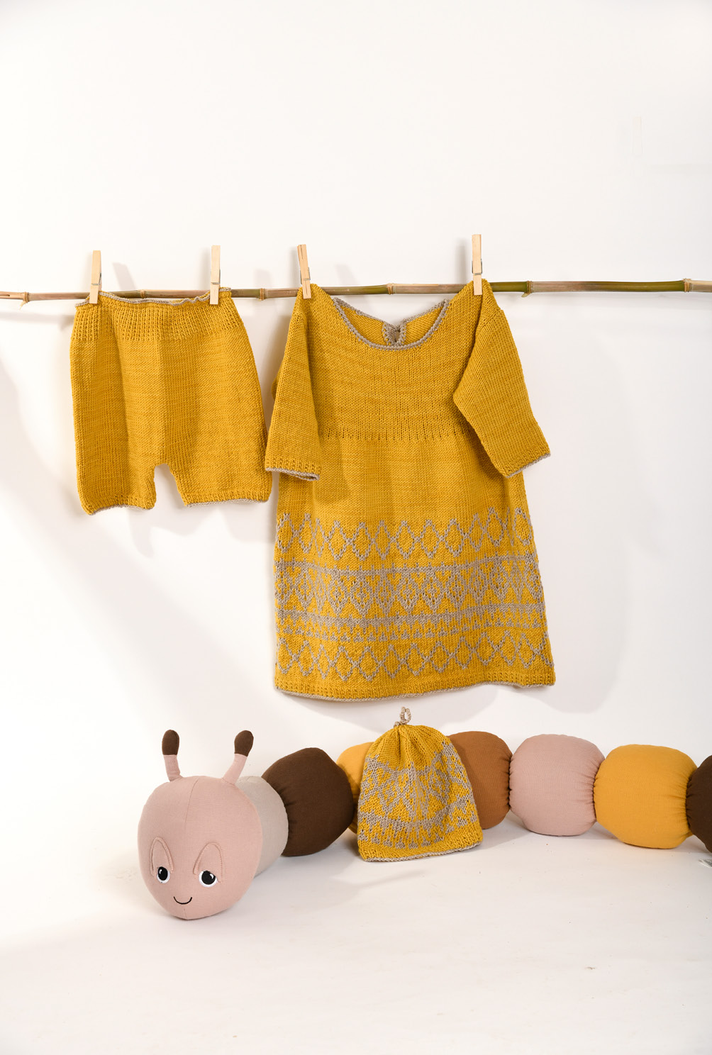 Baby-Strick-Set aus Mütze, Hose und Kleid in Safrangelb im Jacquardmuster