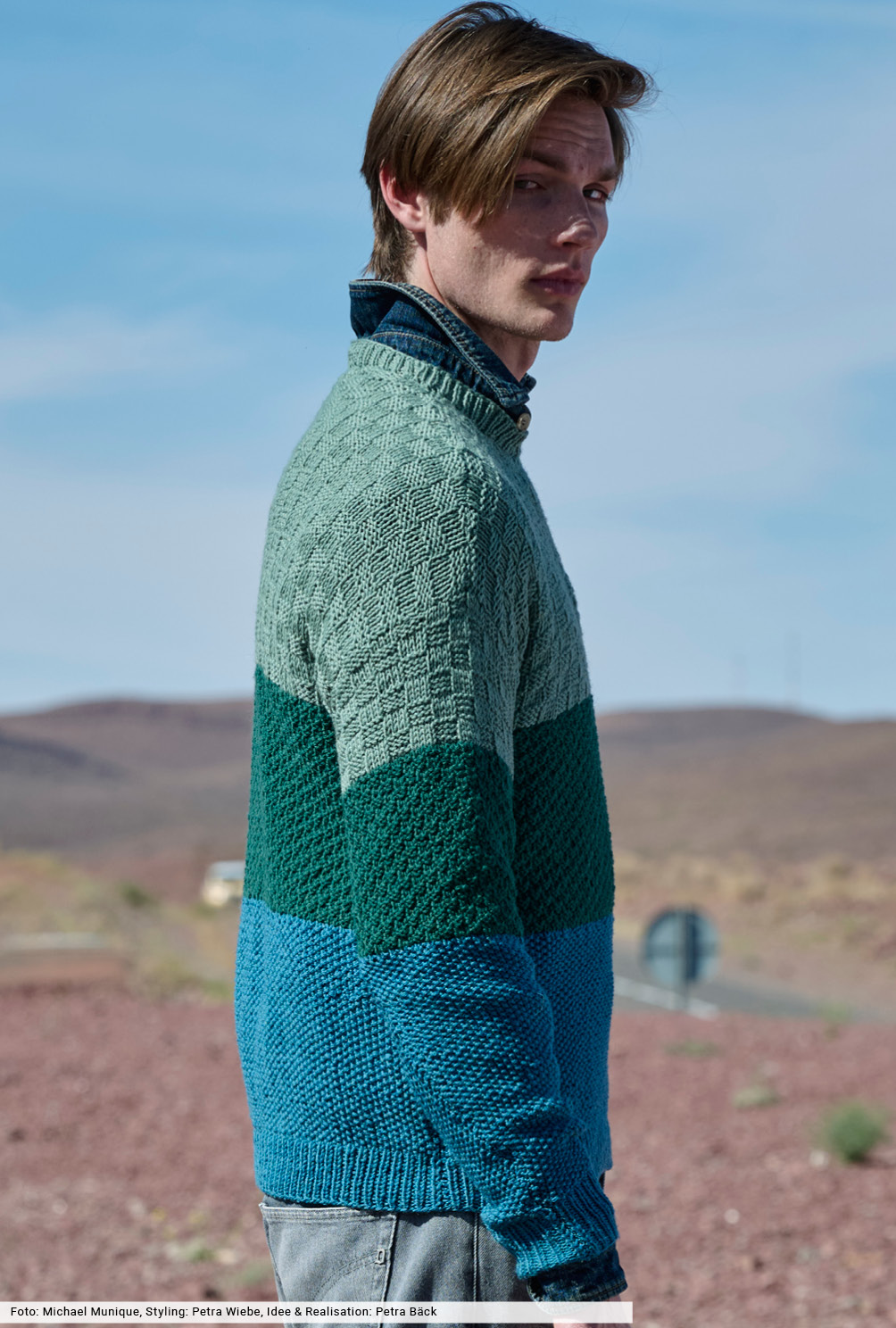 Modellansicht Bild 4: Gestreifter Strukturmuster-Pulli