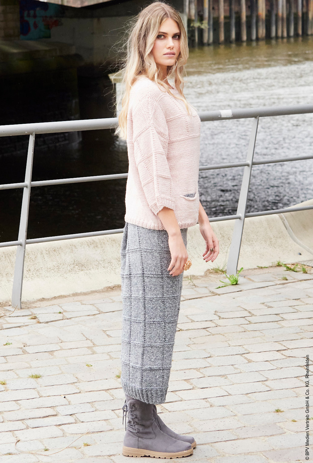 Modellansicht Bild 4: Roséfarbener Pulli mit grauem Rock