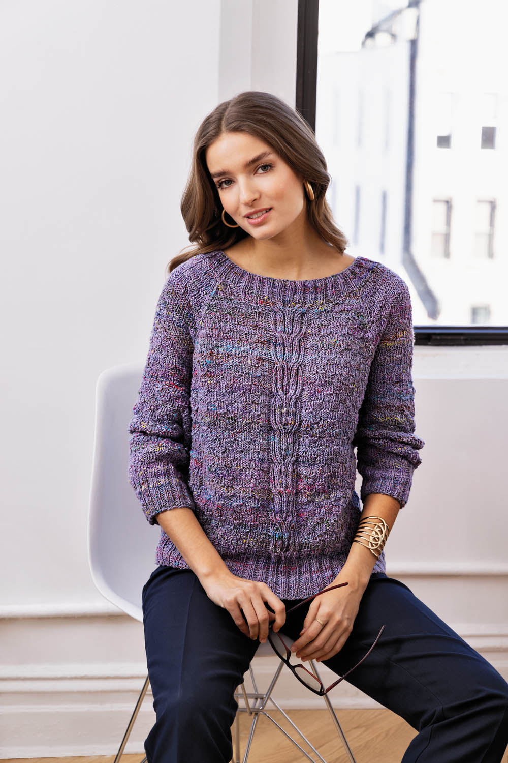 Modischer lila Pullover, handgemacht, melierte Textur, Zopfmuster, raffinierte Handarbeit, bequem und stilvoll.