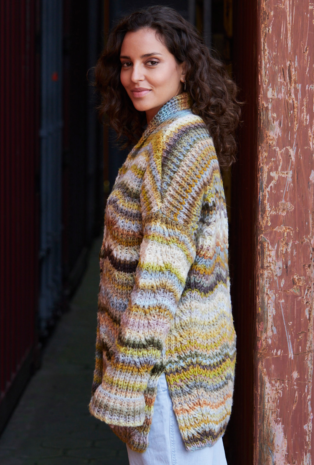 Modellansicht Bild 5: Cardigan mit strukturiertem Patentmuster im Farbverlauf