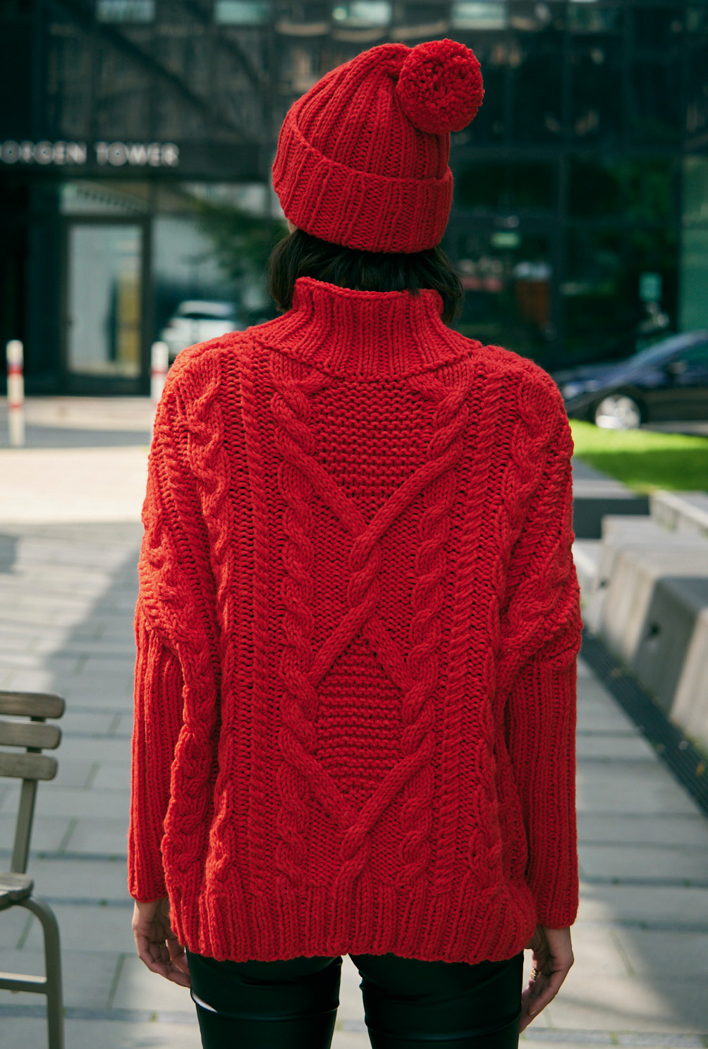 Roter Pullover mit Aranmuster und Mütze