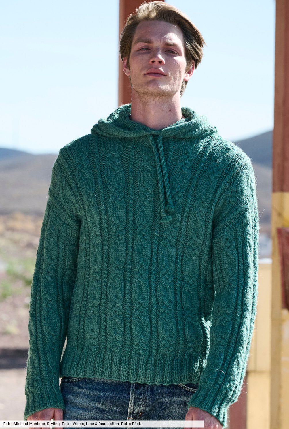 Modellansicht Bild 2: Hoodie mit Zopfstreifen