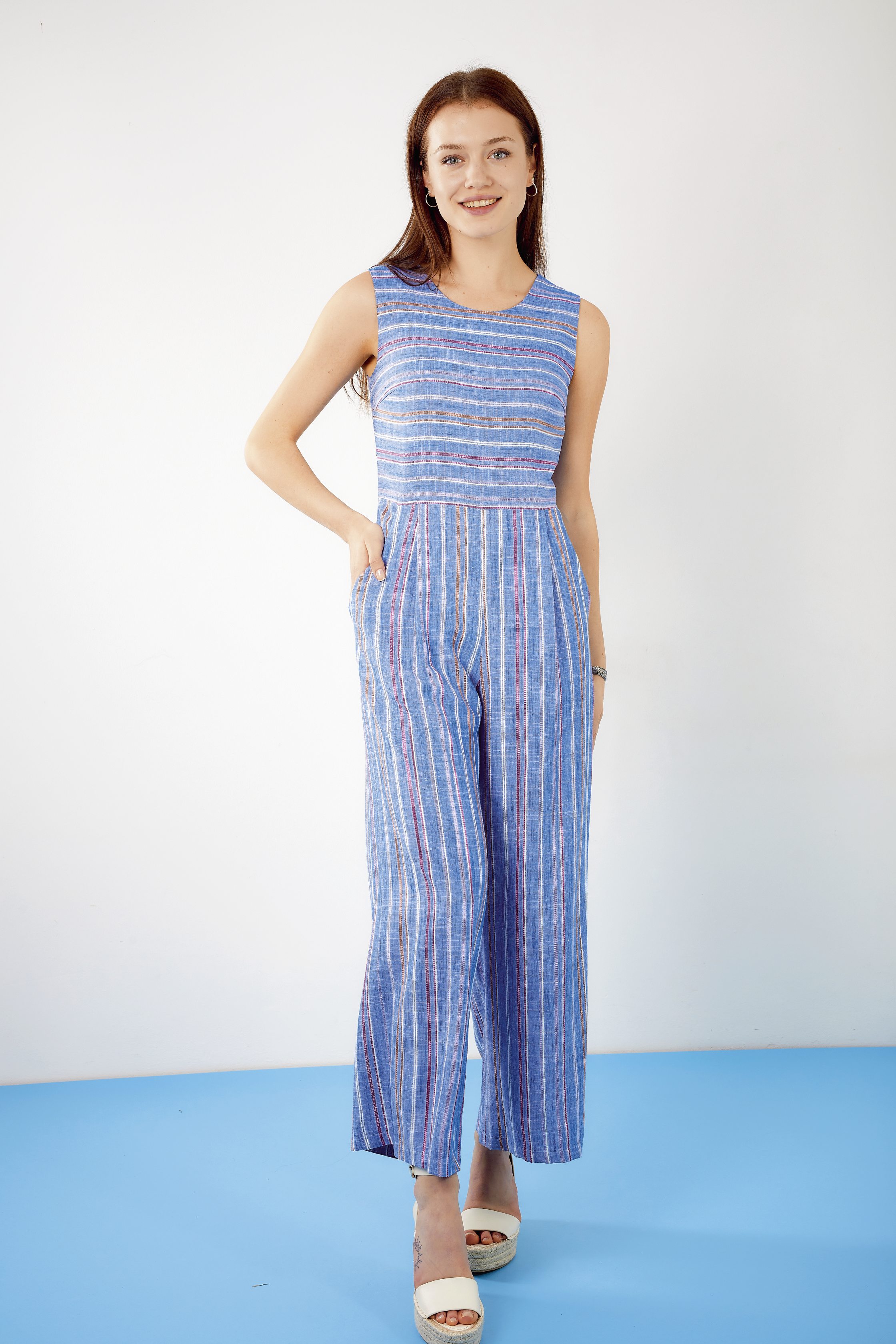 Modischer Jumpsuit in Blau mit weißen Streifen. Ärmel-, taillenbetont, breitbeinig, DIY-Stil.