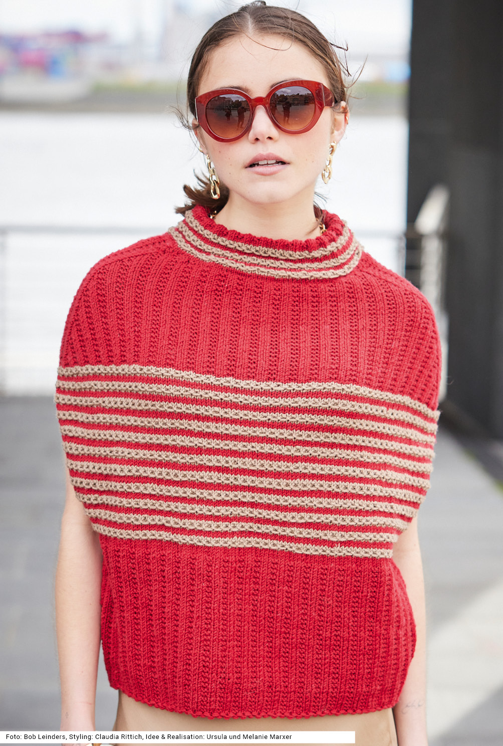 Modellansicht Bild 2: Pullunder mit Musterstreifen in Rot und Karamellbeige