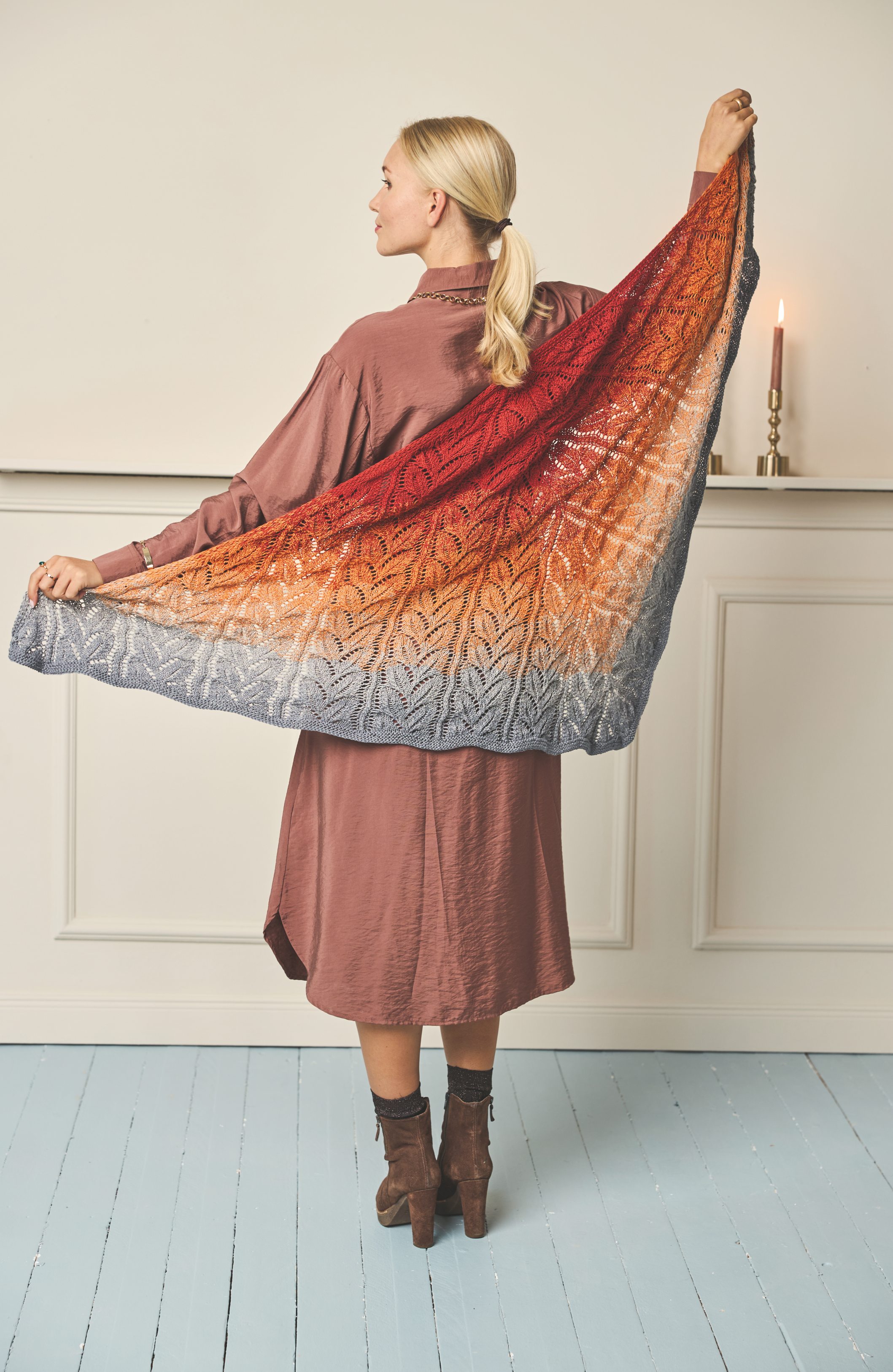 Modischer Strickschal in Ombre von Rot zu Blau, aufwendiges Lochmuster. Perfekt zu Midikleid und Stiefeletten.