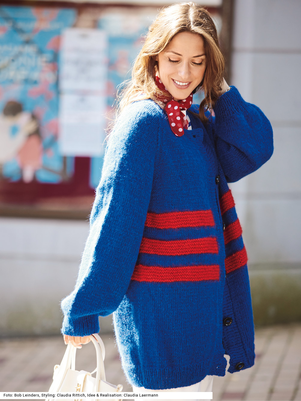 Modellansicht Bild 1: Lange Raglanjacke mit Blockstreifen
