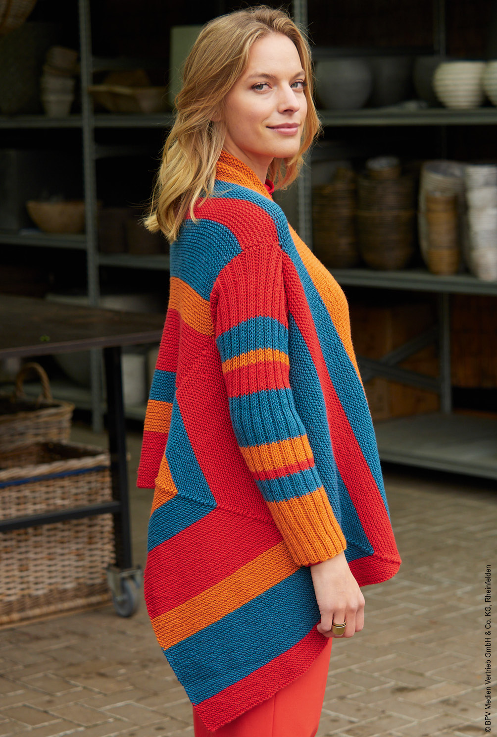 Modellansicht Bild 4: Dreifarbe Jacke mit Zipfeln in Rot, Terraccotta und Petrol