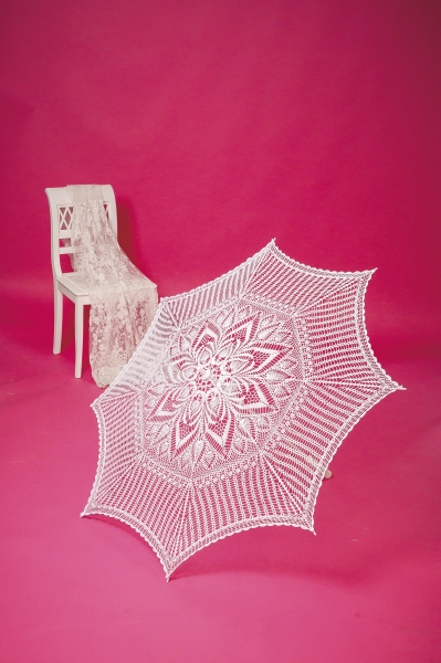 Weiße, gehäkelte Spitze mit floralen Mustern; modische Handarbeit, DIY-Stil, luftiger Schnitt.
