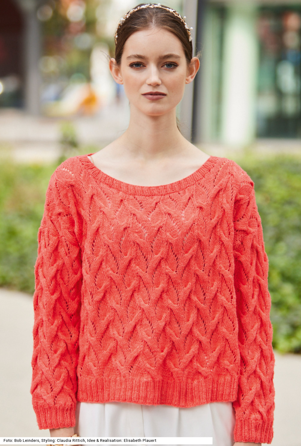 Modellansicht Bild 2: Pullover mit Zopf-Ajourmuster in Korallenrot