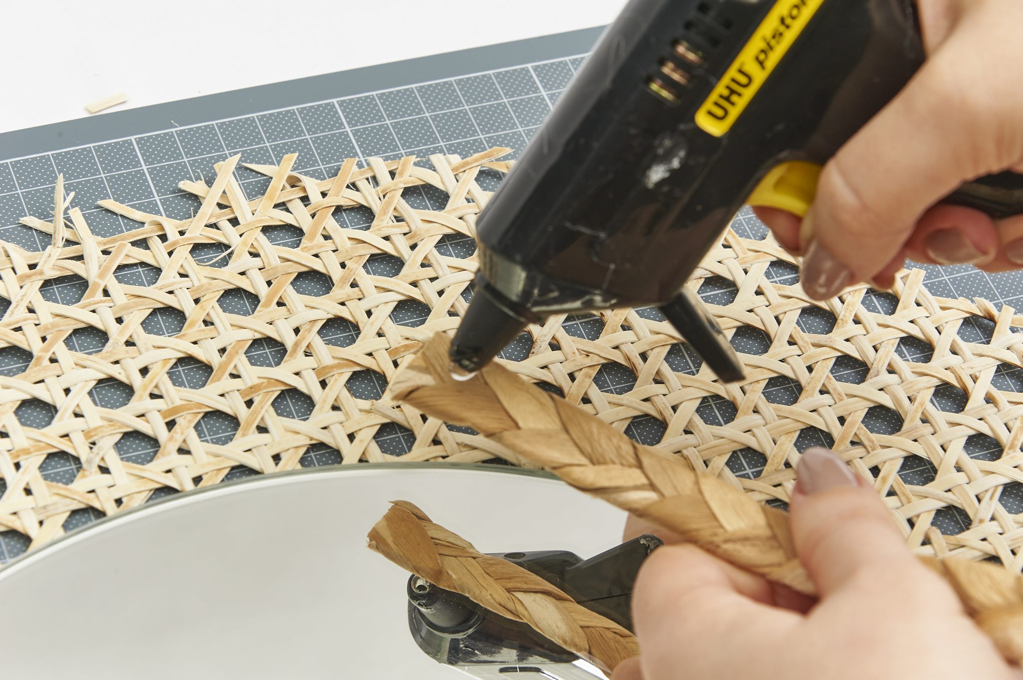 Handgemachte Flechtarbeit, naturfarben, kunstvoll gewebt. Perfekt für modische DIY-Projekte.