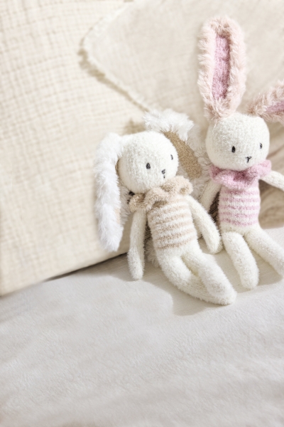 Handgemachte Stofftiere mit pastellfarbenem, gestreiftem Muster und flauschigen Details. Perfekt fürs Kinderzimmer.