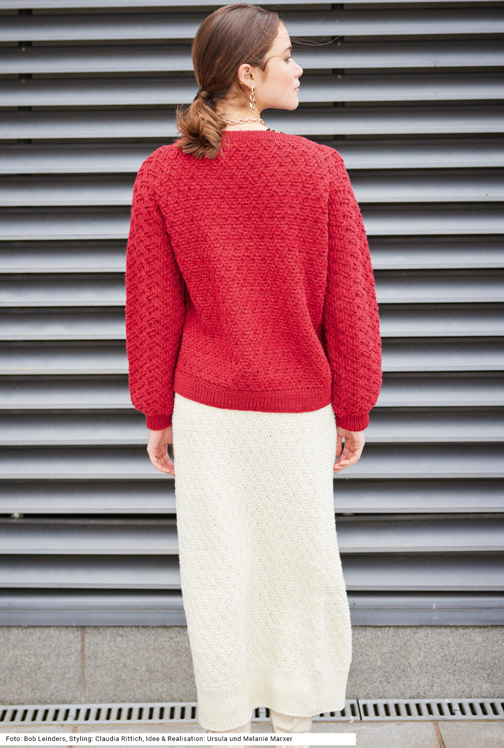 Modellansicht Bild 5: Pulli in Rot und Rock in Weiß mit Flechtmuster