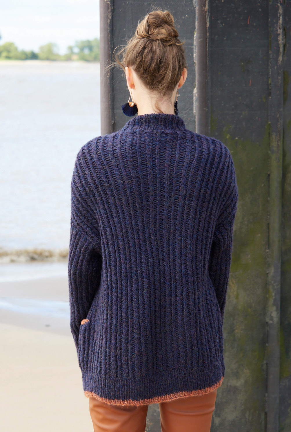 Jacke mit Zopfmuster in Dunkelblau mit orangefarbenen Rändern