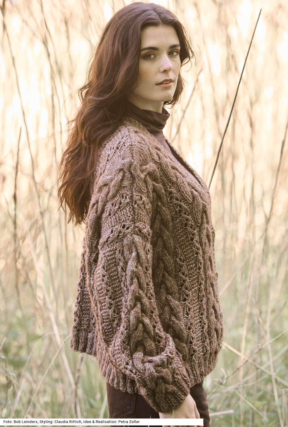 Modellansicht Bild 4: Jacke mit Zopf- und Ajourmuster