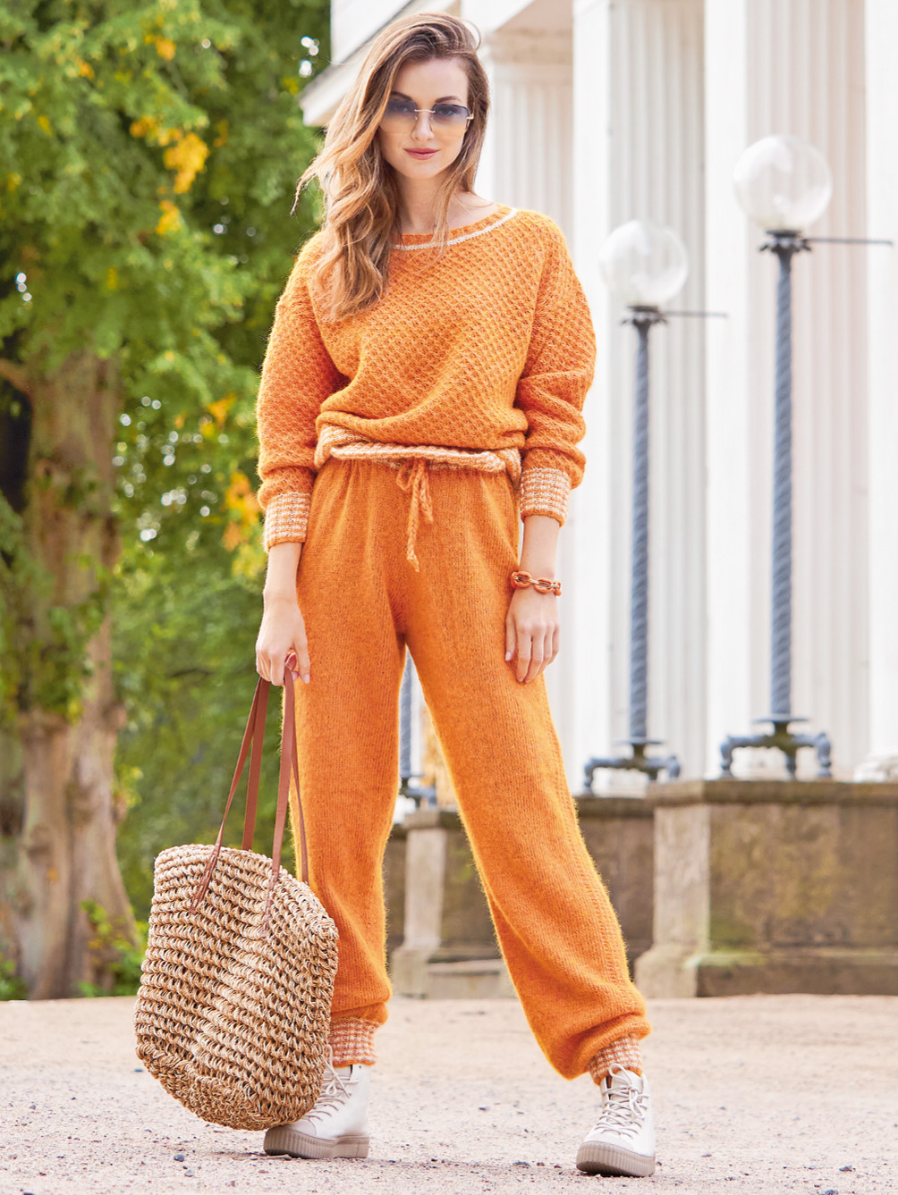 Modellansicht Bild 1: Set aus Pullover und Jogginghose in Orange