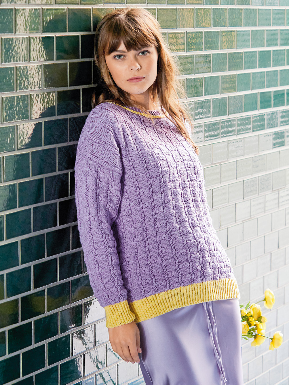 Modellansicht Bild 1: Pullover mit Karomuster in Gelb und Flieder