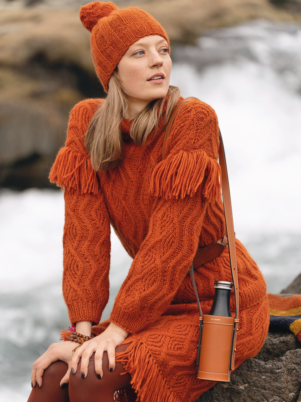 Modellansicht Bild 1: Set aus Pulli, Rock und Mütze