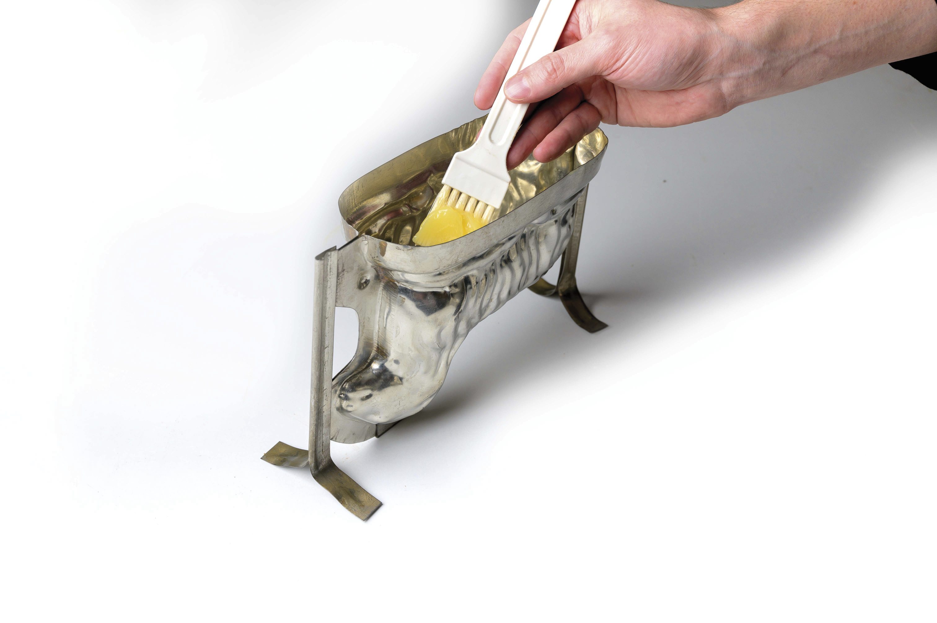 Handgemachte Metallstruktur in Gold. Glatte, glänzende Optik. Kreative Handarbeit für individuelle Akzente.