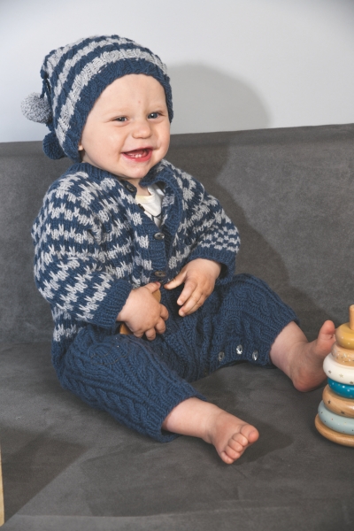 Modisches Strickset in Blau-Weiß. Streifenmütze, gemusterter Cardigan und strukturierte Hose, handgemacht.