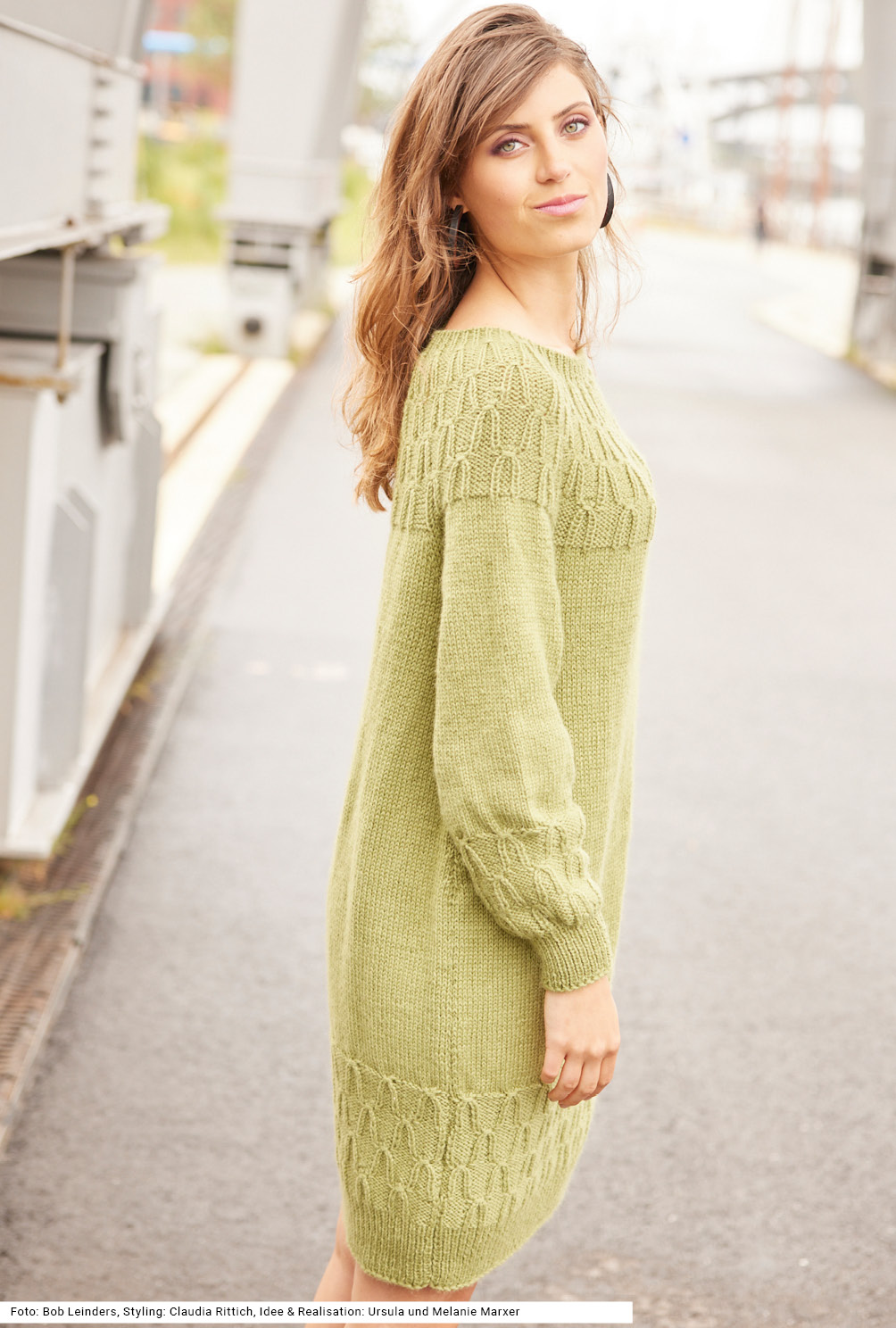 Modellansicht Bild 4: Kleid mit Rundpasse und Re-links-Muster in hellem Grün
