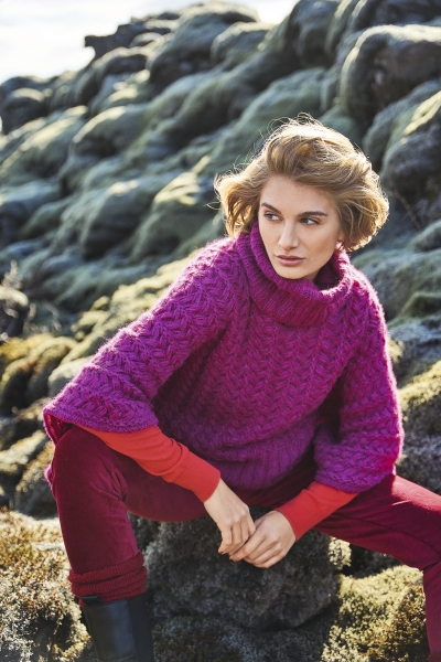 Magenta Rollkragenpullover aus Zopfstrick. Modisch, handgemacht. Kontrastreich kombiniert mit roten Details.