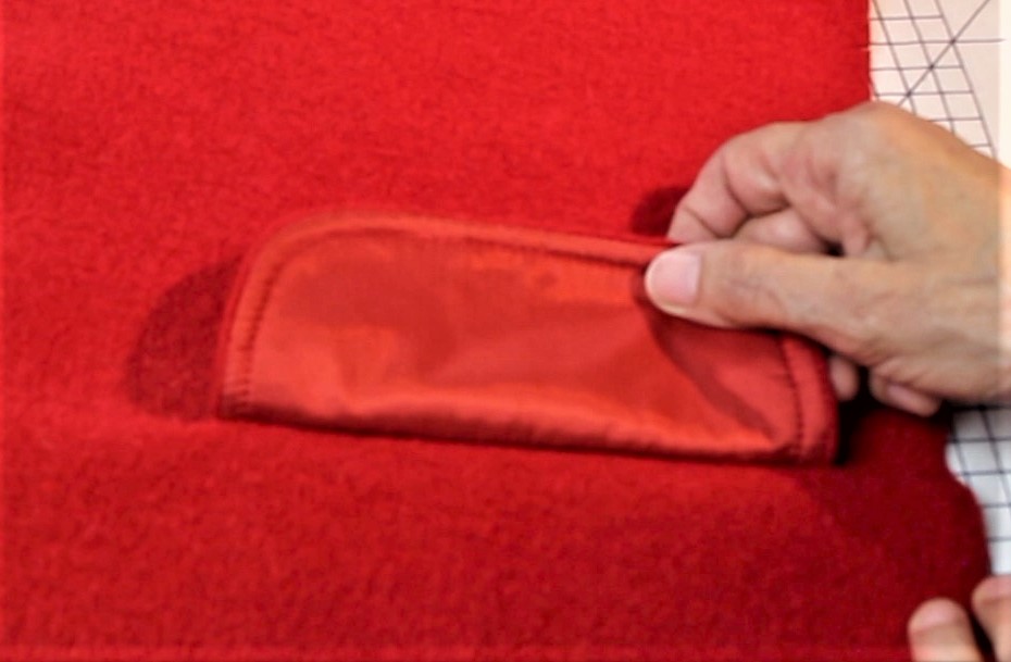 Rotes, handgemachtes Kleidungsstück mit samtiger Oberfläche und edler Naht, modisch, DIY.