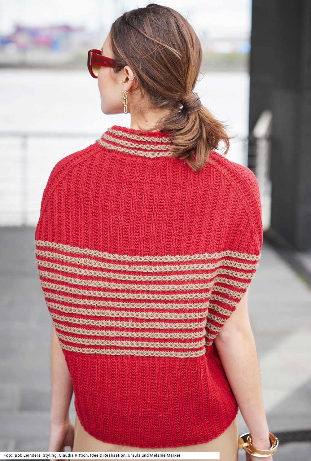 Modellansicht Bild 5: Pullunder mit Musterstreifen in Rot und Karamellbeige