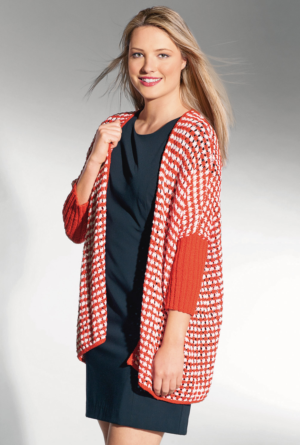 Modellansicht Bild 3: Gestreifte Oversize-Jacke mit rot-weißem Muster 