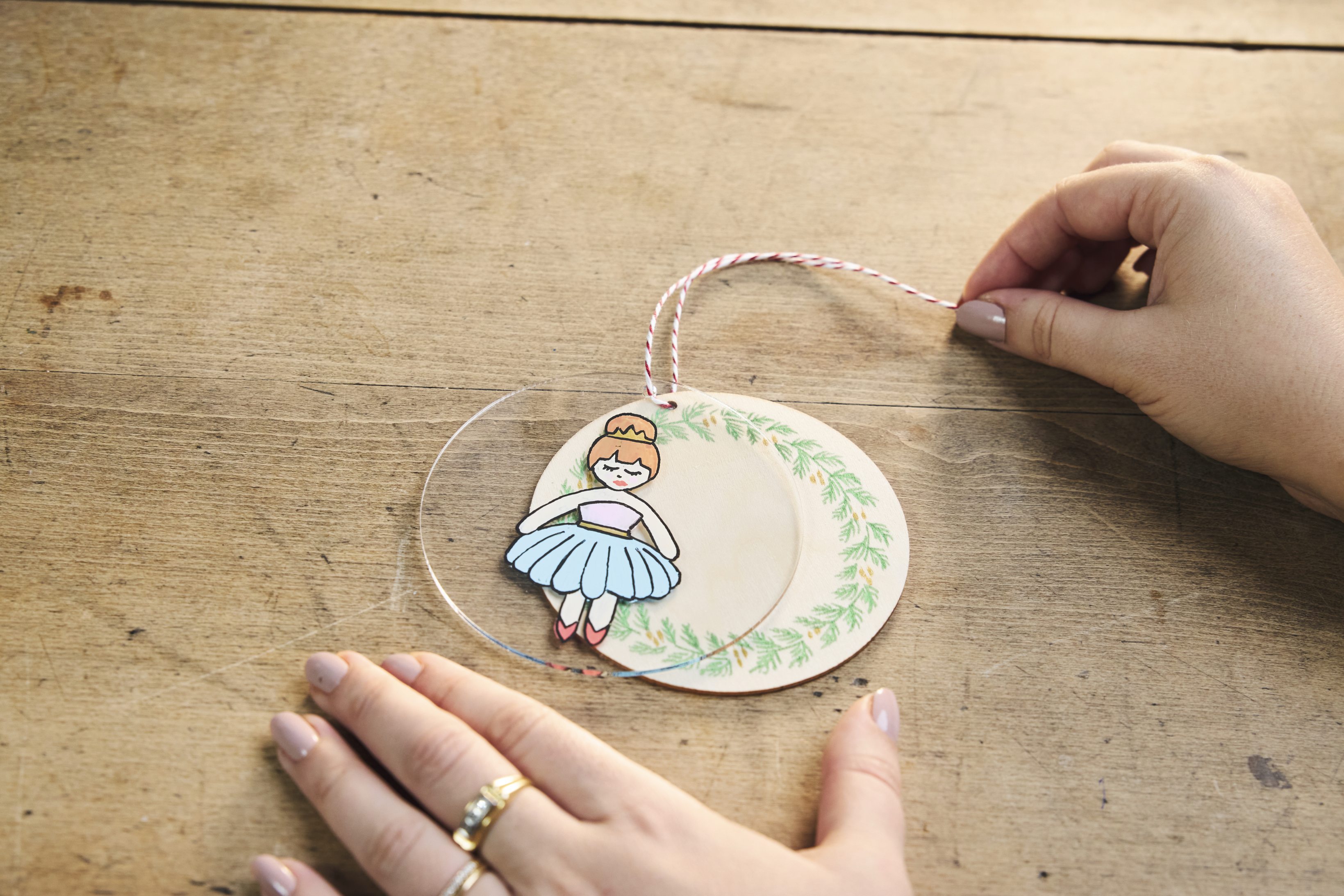DIY-Anhänger mit Ballerina, Pastelltöne, filigranes Muster, handgemachte Details, modisch, kunstvoll.