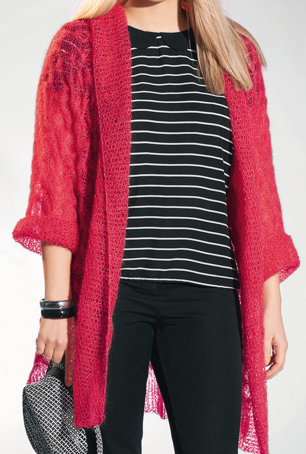 Quer getrickte rote Mohairjacke mit Zopfmuster