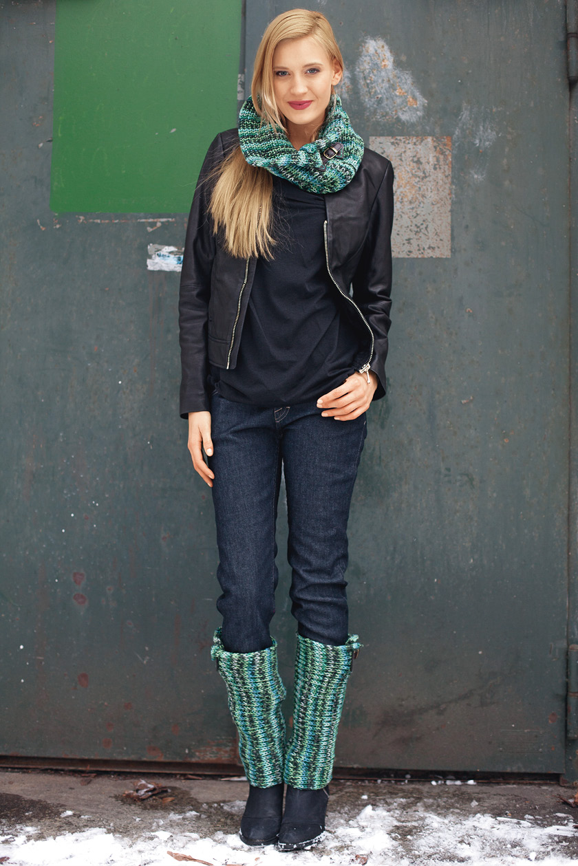 Modellansicht Bild 1: Mint-Petrol-Türkis-farbener Loop und Stulpen mit Schnallen