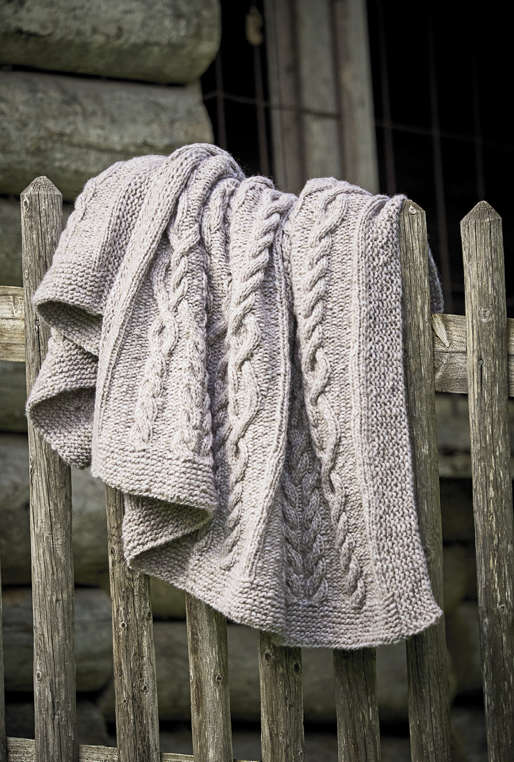 Modellansicht Bild 2: Graubeiges Plaid mit Zopfrauten