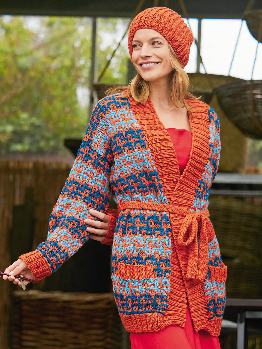 Modellansicht Bild 1: Jacke mit Gürtel im Jaquardmuster und passende Mütze