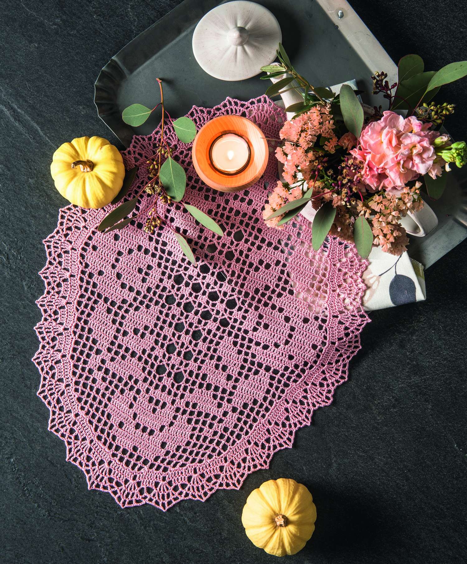 Rosa, handgemachter Häkeldeckchen mit floralem Muster, dekorativ und stilvoll.