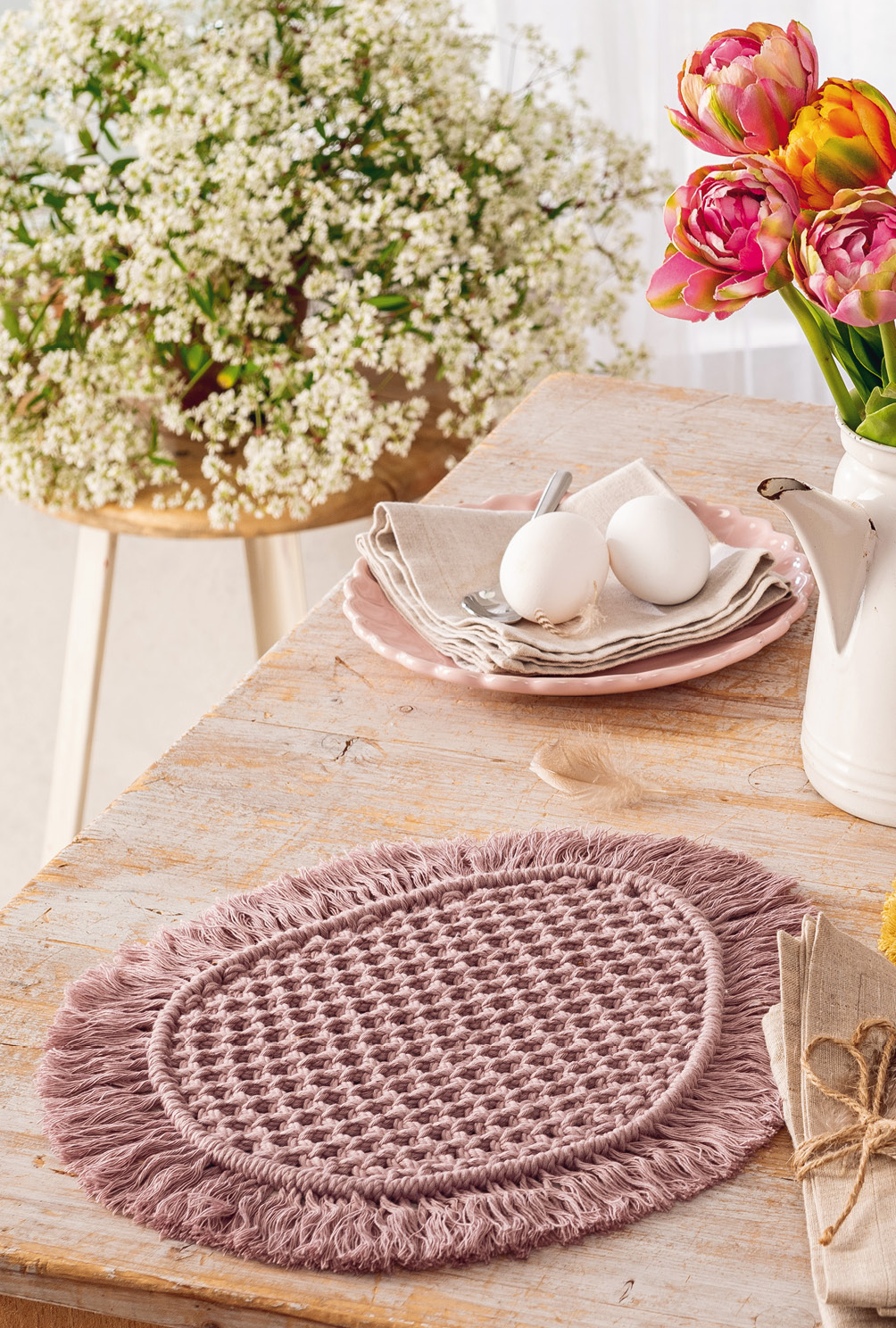 Modellansicht Bild 2: Makramee-Set aus Eierbechern und Tischset in Pink, Flieder und Gelb