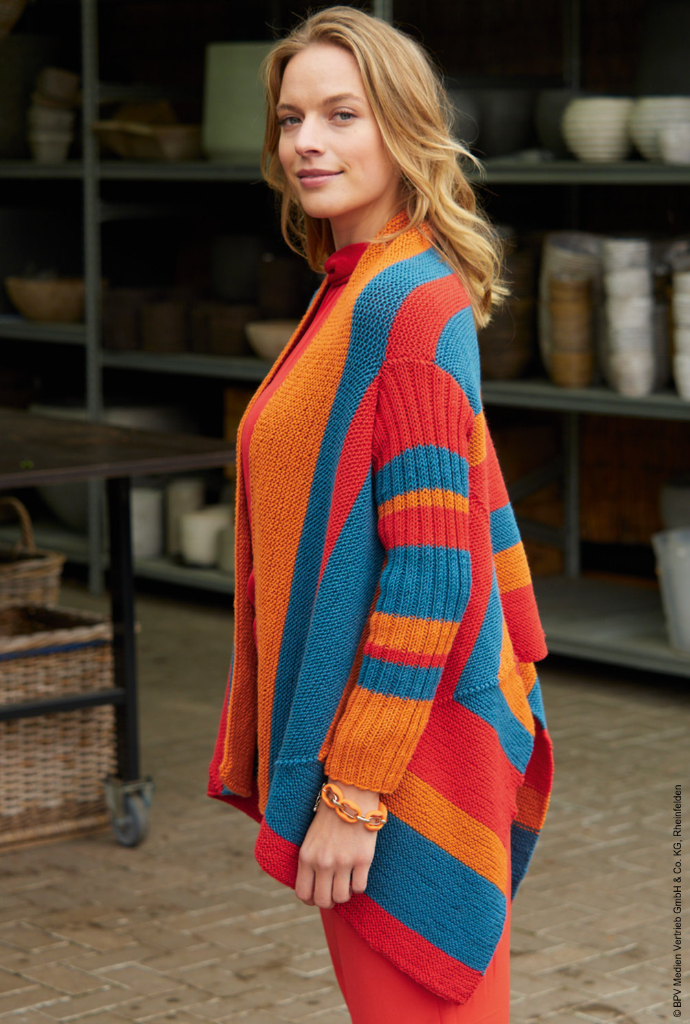 Modellansicht Bild 3: Dreifarbe Jacke mit Zipfeln in Rot, Terraccotta und Petrol