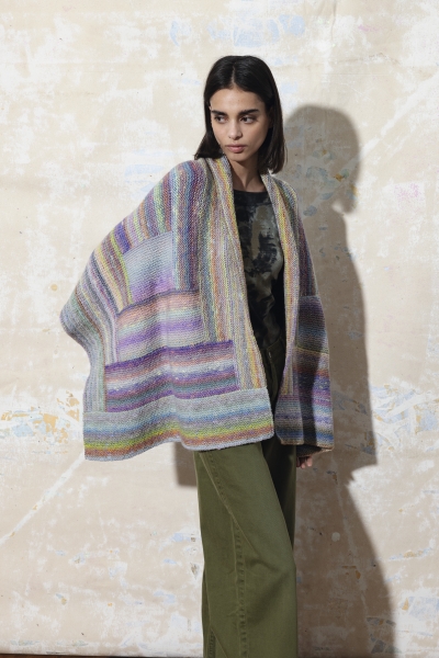 Bunter, selbstgemachter Poncho mit Streifenmuster. Lässiger Schnitt, ideal für einen modischen Look.