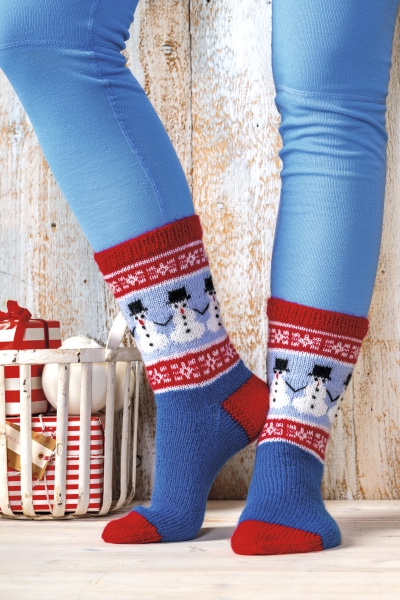 Blaue, handgemachte Socken mit roten Akzenten und Schneemann-Muster. Modische, warme Fußbekleidung.