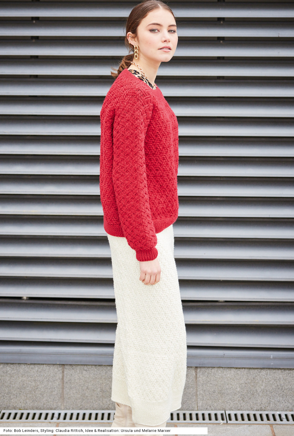 Modellansicht Bild 4: Pulli in Rot und Rock in Weiß mit Flechtmuster