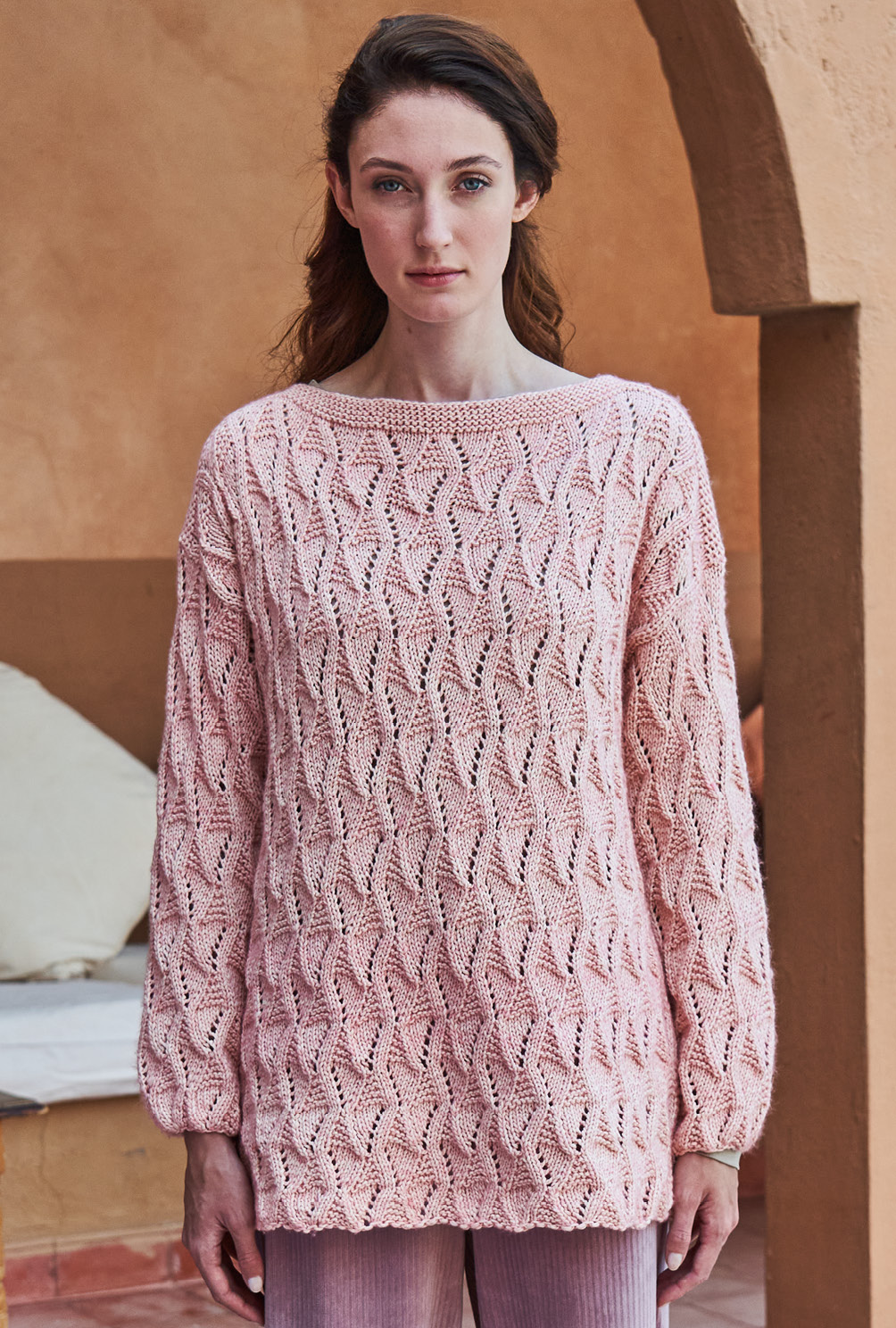 Modellansicht Bild 3: Unkomplizierter Longpulli im Ajourmuster