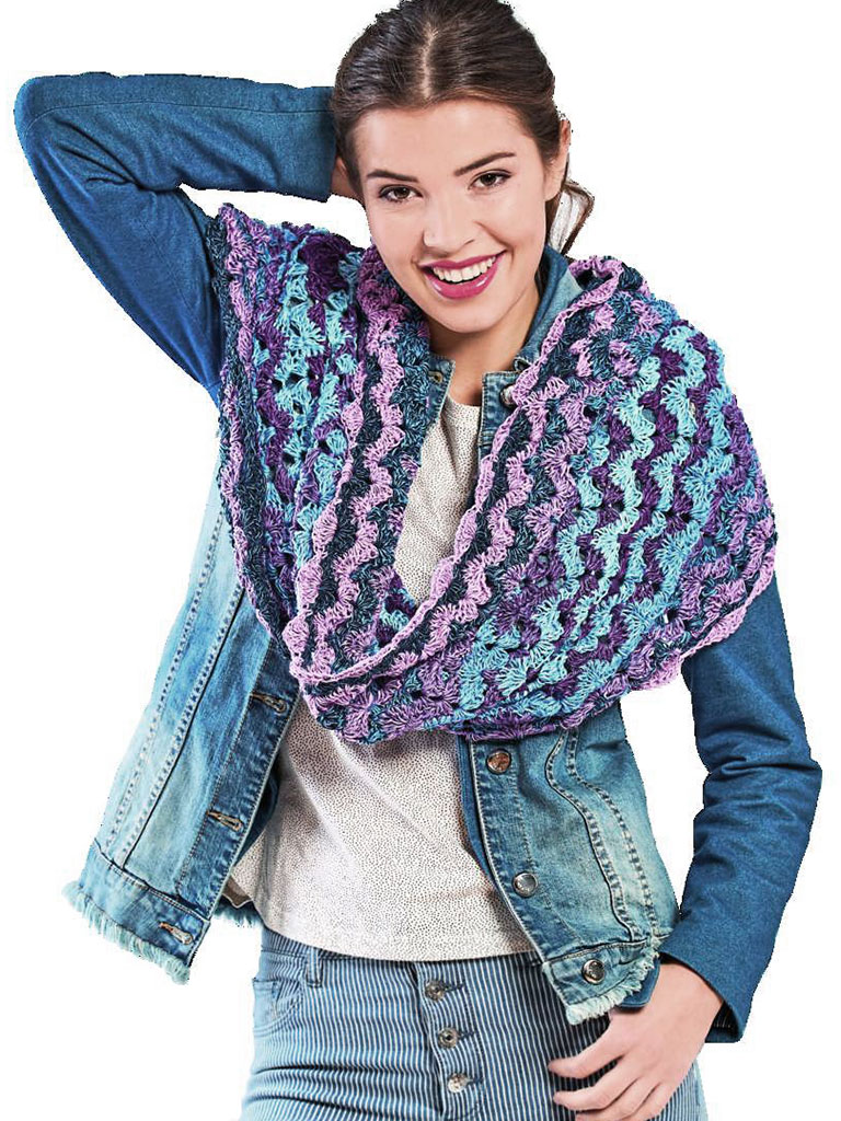 Woolly Hugs Loop, in einem schönen Wellenmuster gehäkelt
