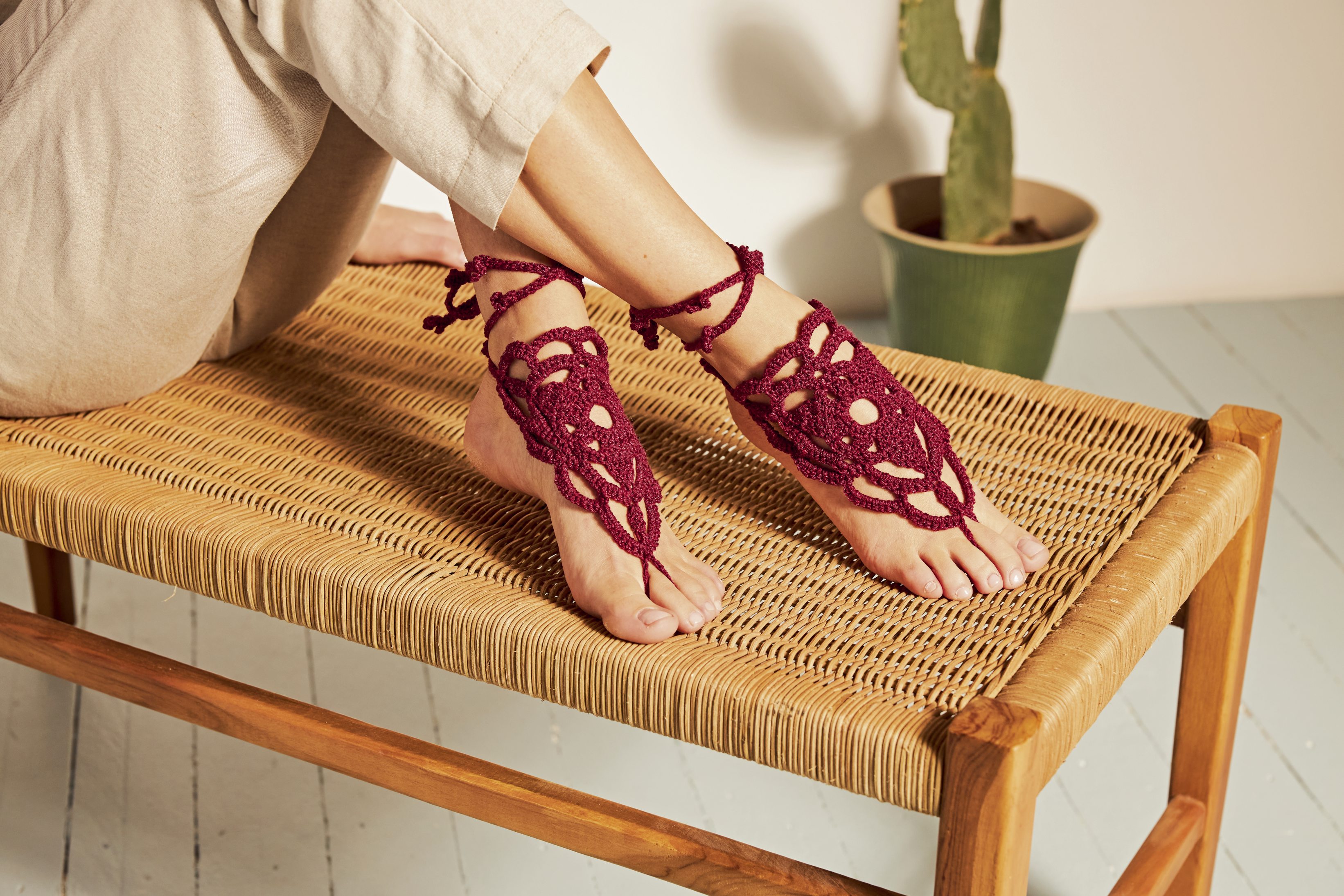 Modische DIY-Fußkette in Bordeaux. Handgefertigt, mit kunstvollem Muster, ideal für Boho-Chic-Looks.