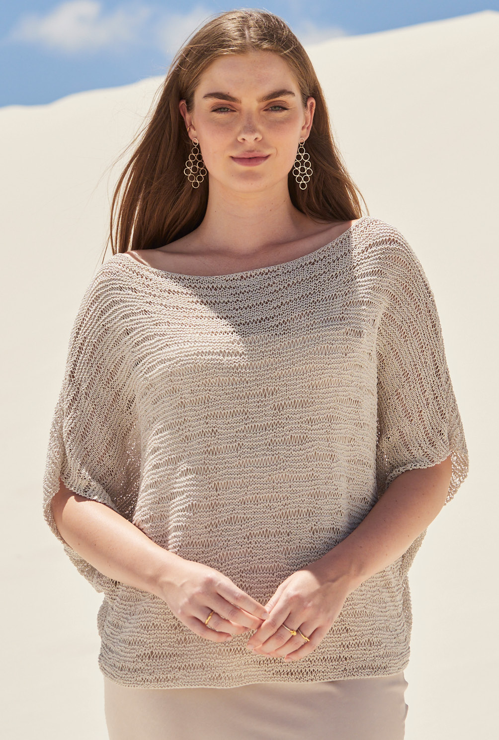 Modellansicht Bild 2: Pulli mit Fledermausärmeln in hellem Beige