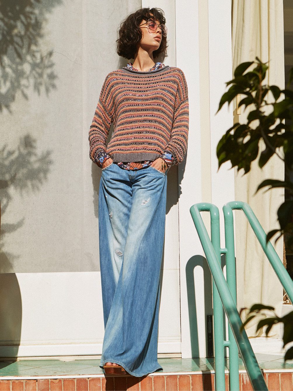 Modellansicht Bild 1: Ringelpulli mit Matt-Glanzeffekten