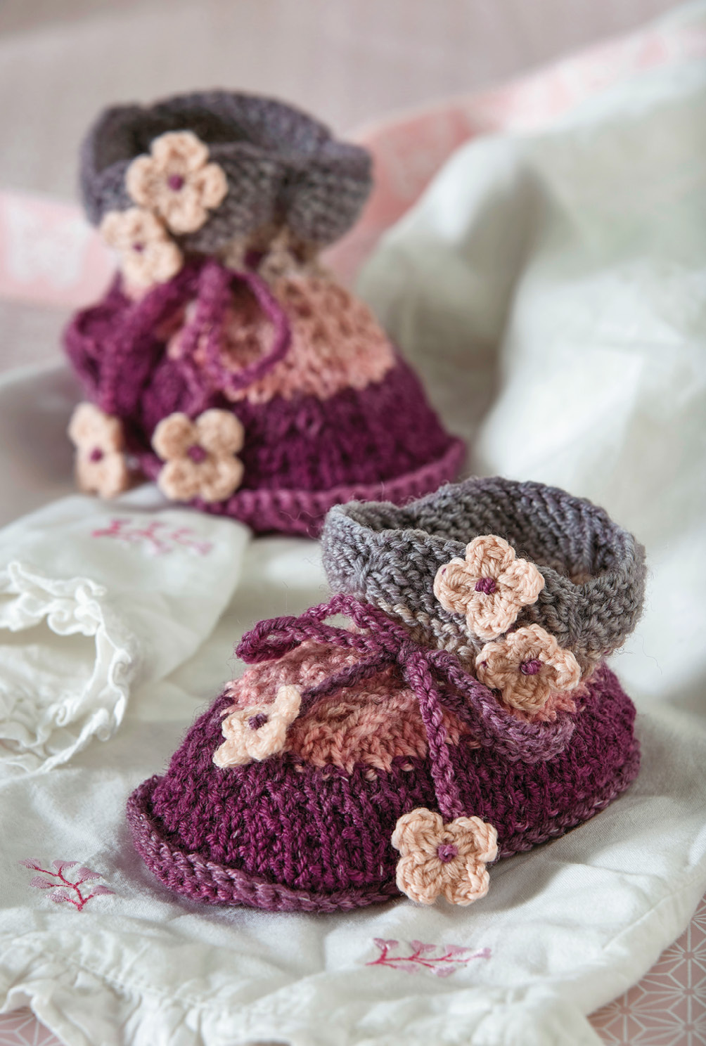 Babyschuhe mit gehäkelten Blümchen