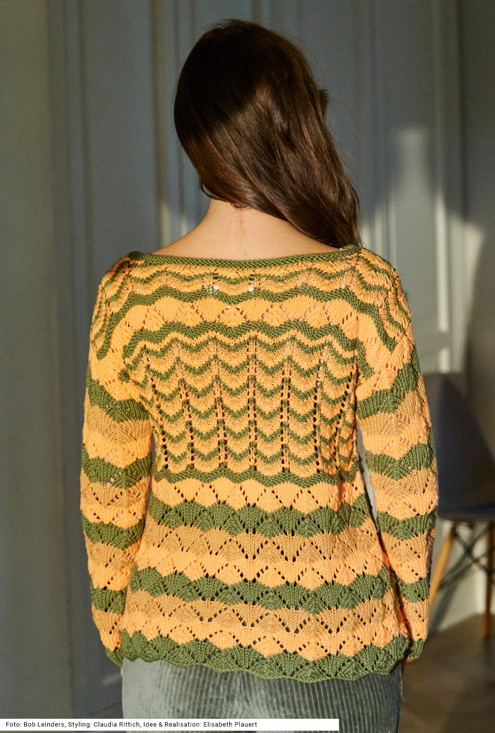 Modellansicht Bild 5: Pulli mit Ajourmusterstreifen in Oliv, Mandarin und Camel